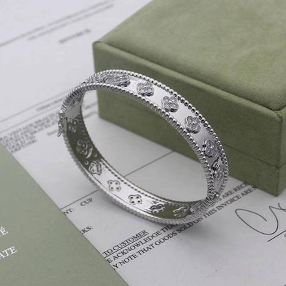 VANCLEAF BANGLE
MASTER
✨💫

110 DHS WITH BOX AND PAPER BAG🛍️🎁

Zain89
♥️♥️♥️