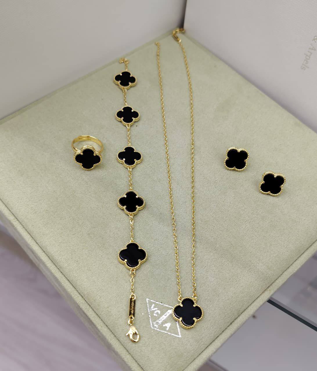VCA SET ❤️‍🔥*
Necklace 🌸
Earring ✨
Bracelet 🍁
Ring 💍 free size ❣️
Stainless Steel 💯
Non tarnish 💯
With normal boxes 📦 
45 dhs✅
With master box 🗃️ 
75 dhs✅

Zain216
♥️♥️♥️