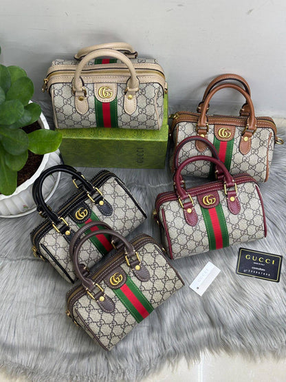 GUCCI
SIZE  ………19CM 🥰
90 dhs💓

with BOX😊
🎁🎁🎁

Zain244
♥️♥️♥️