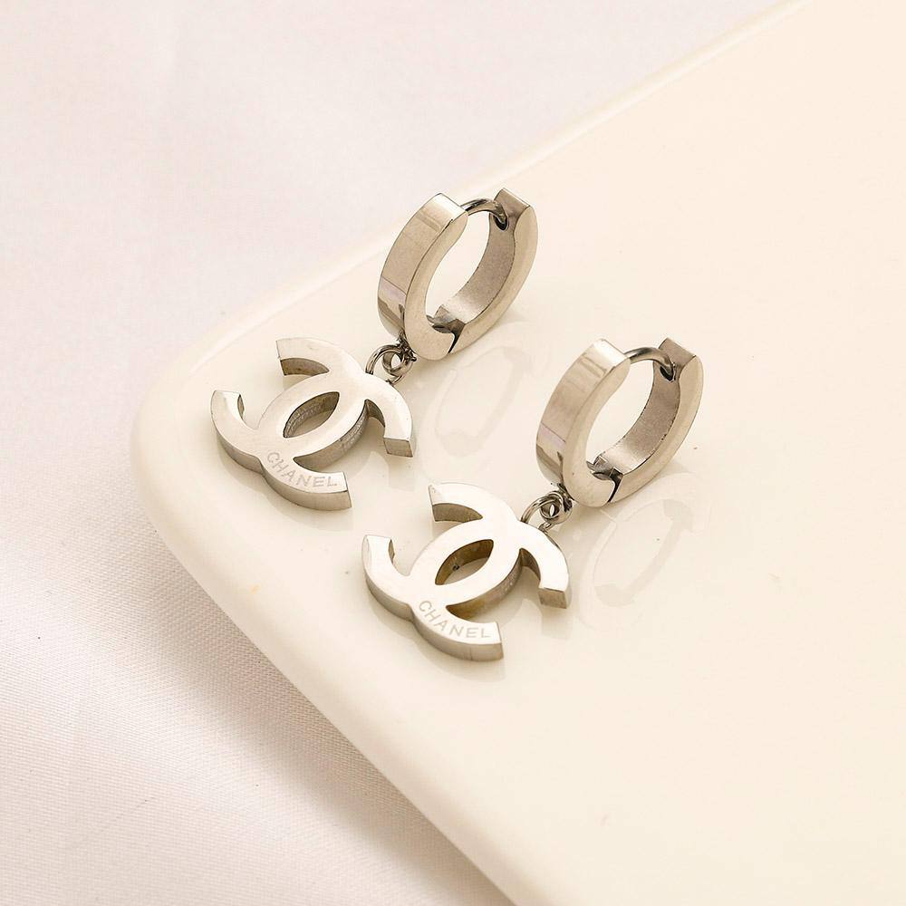 New arrival branded earrings Aed 
30 dhs🪙🌨️
40 dhs🪙🌨️

pair with branded box and paperbag🎁🎁🎁

Zain243
♥️♥️♥️