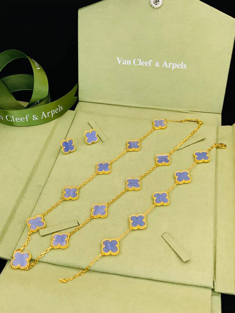 230 dhs✅ SET 
VCA
MASTER 💫✨
NECKLACE BRACELET EARRINGS
WITH BOX AND PAPER BAG🎁🛍️

Zain89
♥️♥️♥️