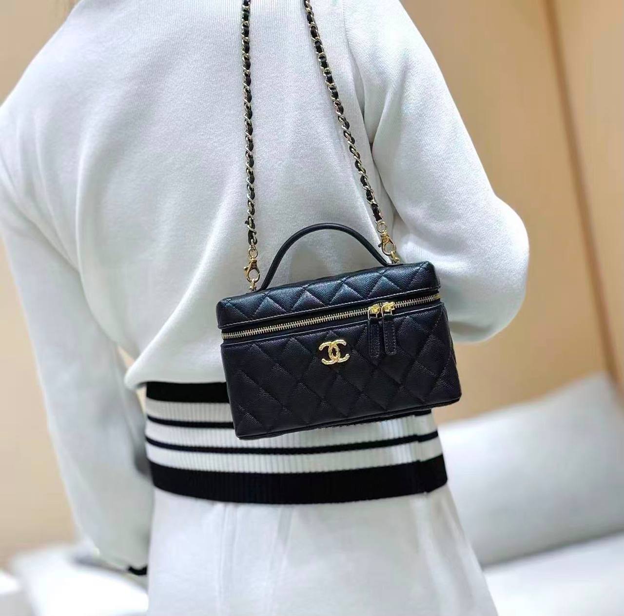 CHANEL
Size  20cm
Withbox
100 dhs✅

Zain04
♥️♥️♥️