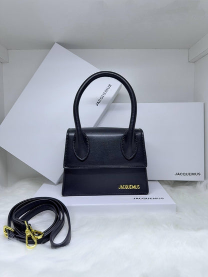 Jacquemus
✨✨NEW ✨✨
95 dhs💓

with box
🎁🎁🎁

Zain38
♥️♥️♥️