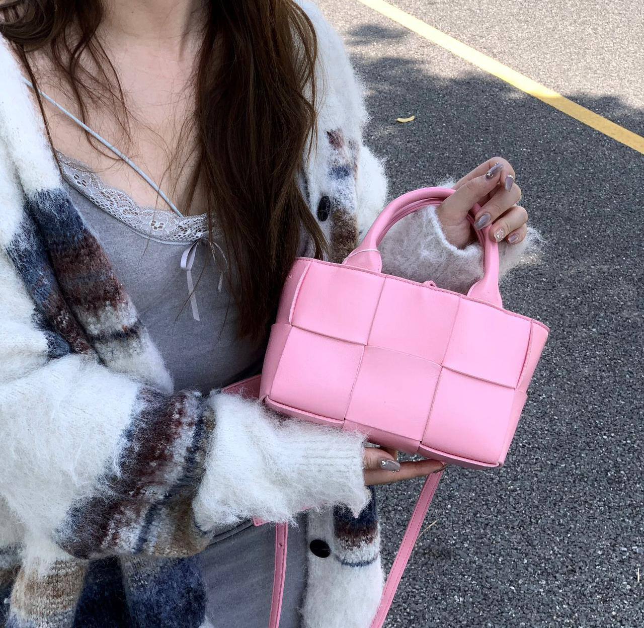BOTTEGA 
GOOD QUALITY  

WITH BOX
🎁🎁🎁

110 dhs✅

Zain39
♥️♥️♥️