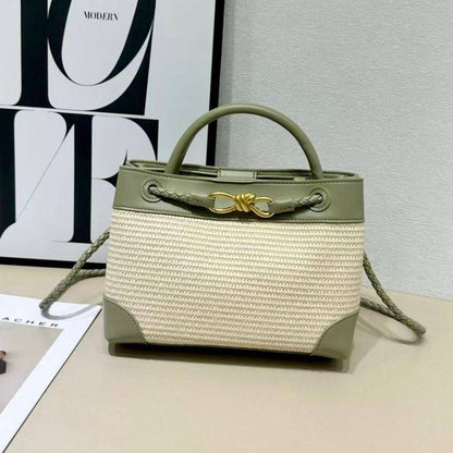 BOTTEGA VENETA 
GOOD QUALITY 

WITH BOX  
🎁🎁🎁

120 dhs✅
SIZE: 25cm

Zain39
♥️♥️♥️