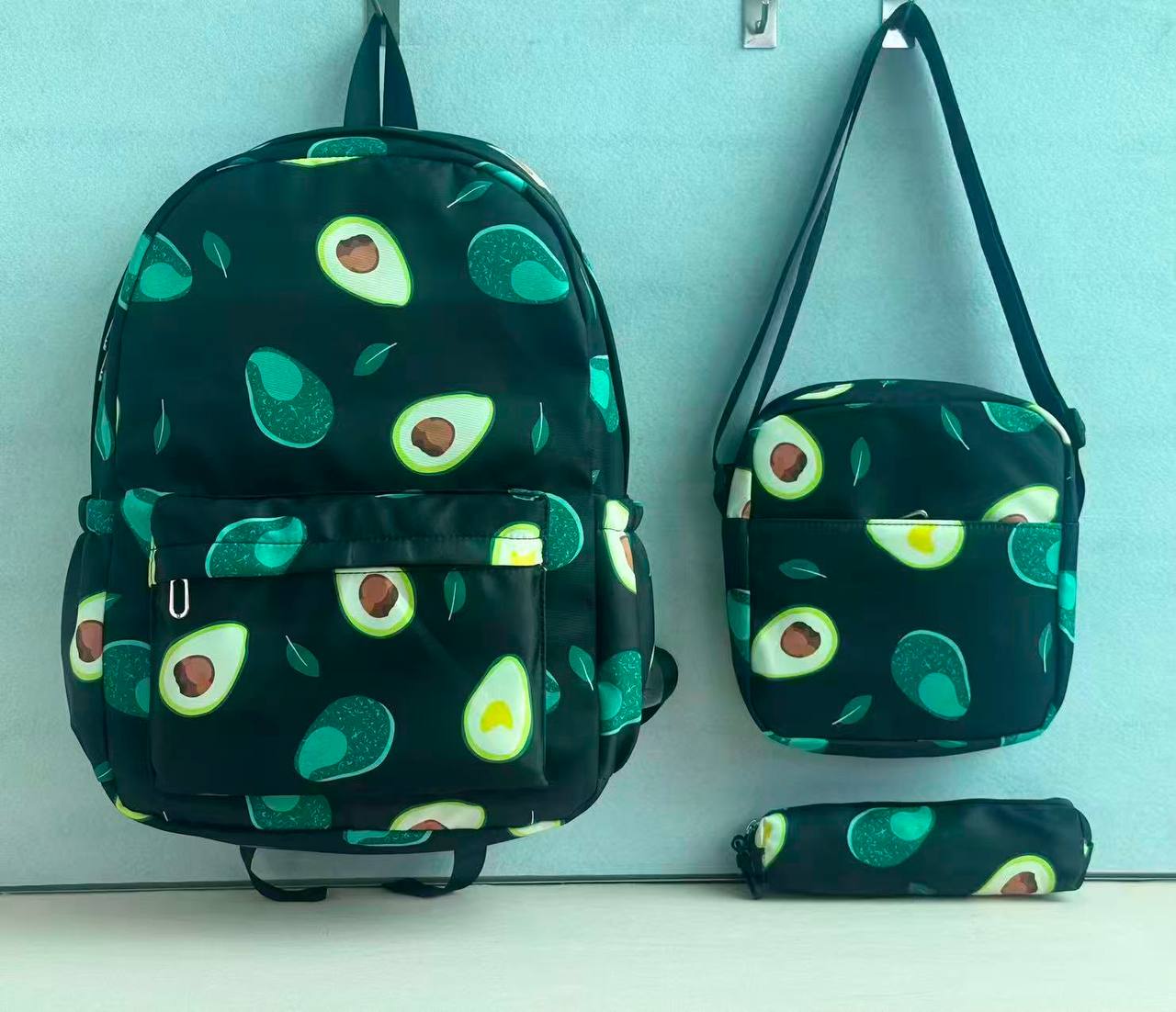 School bags
Is 1 pic 75 dhs💓 
Size 46*31 

Zain161
♥️♥️♥️