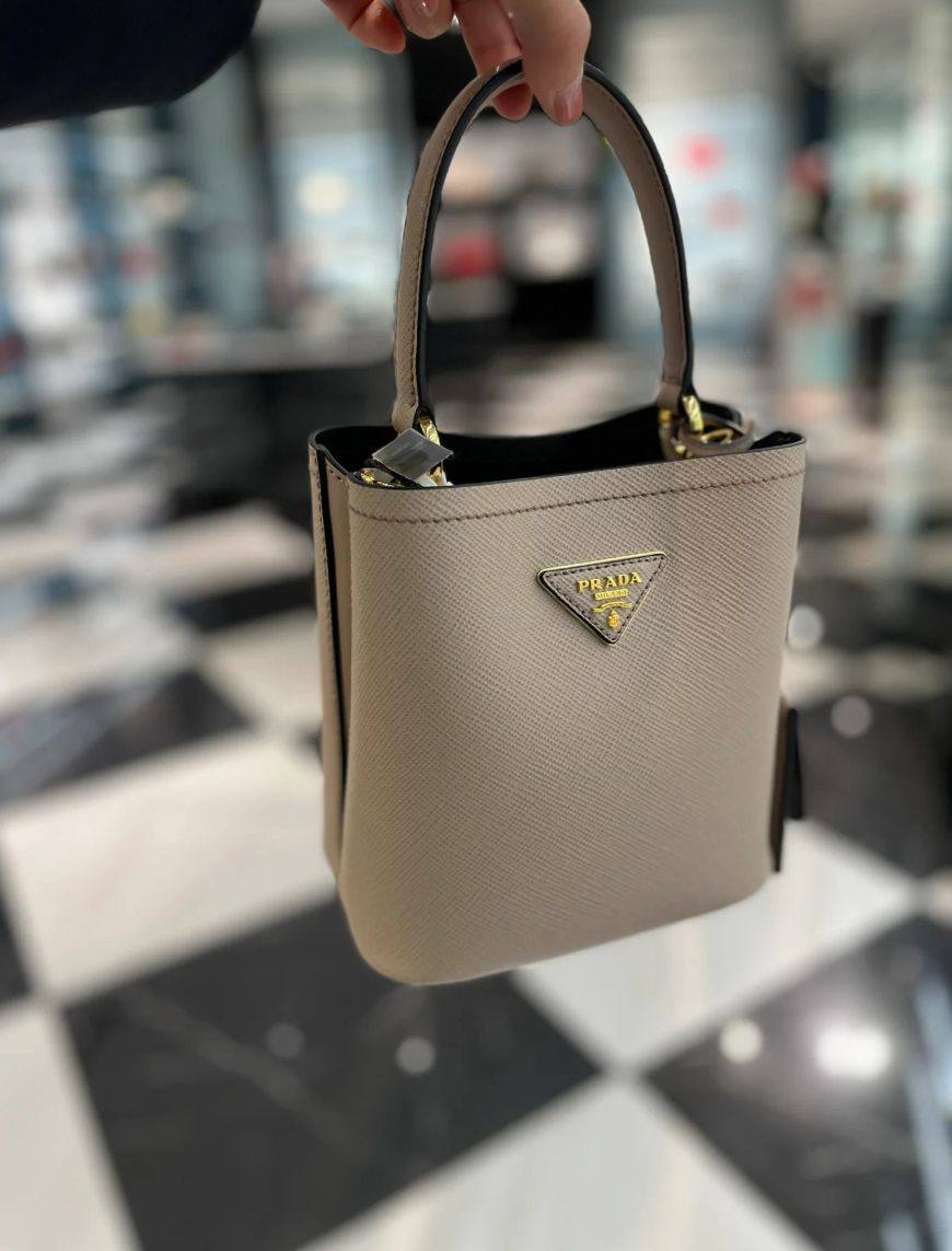 Prada

110 dhs✅

good-quality 

with box
🎁🎁🎁

Zain35
♥️♥️♥️