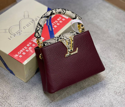 LV

with box 
🎁🎁🎁

High quality 
230 dhs✅
Size 21cm

Zain175
♥️♥️♥️