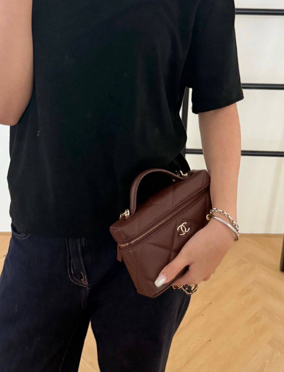 Chanel
110 dhs✅

SIZE：22cm

GOOD-quality 

with box
🎁🎁🎁

Zain35
♥️♥️♥️