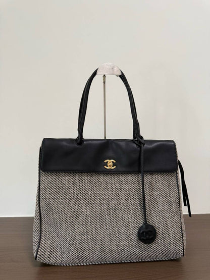 Chanel 
Master🌺🌺
Size:42×30×19  
360 dhs💓

Zain114
♥️♥️♥️