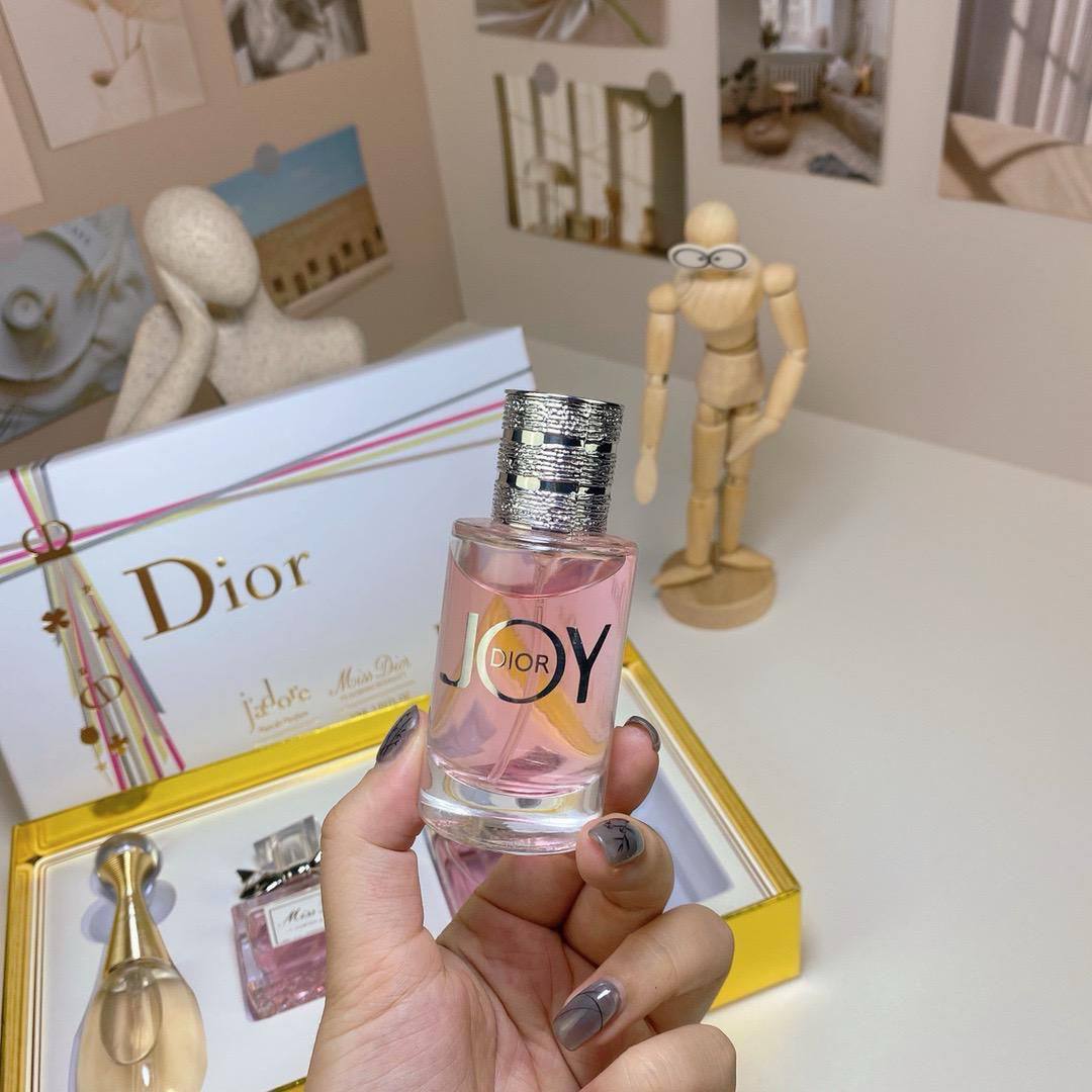 Dior Set
30 ml each 
65 dhs❣️
Very good Quality

Zain24
Zain17
♥️♥️♥️
