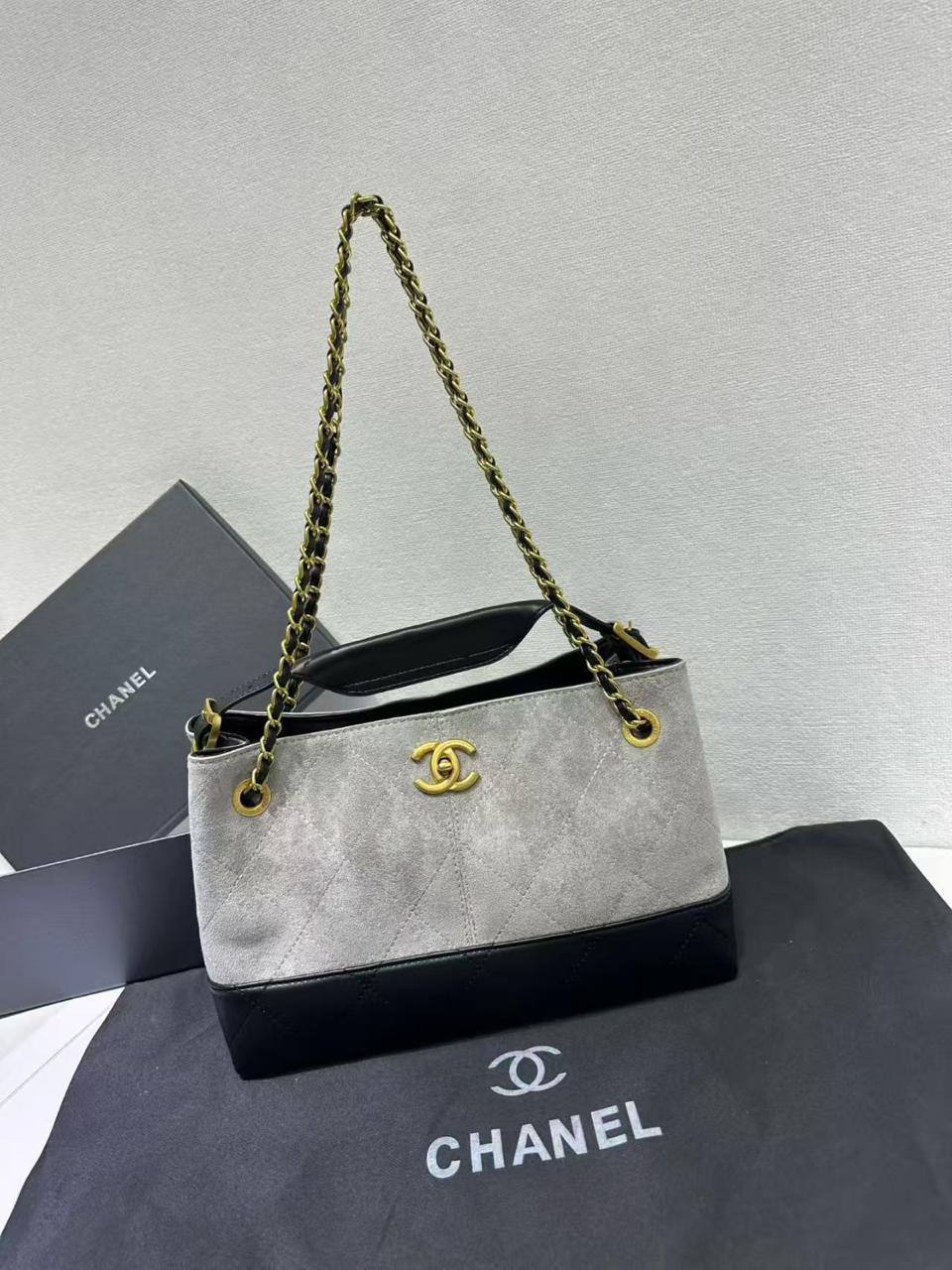 Chanel 
Size : 30 * 20 * 12 cm
105 dhs🪙
with box🎁

Zain115
♥️♥️♥️