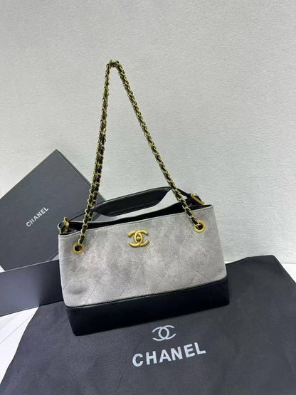 Chanel 
Size : 30 * 20 * 12 cm
105 dhs🪙
with box🎁

Zain115
♥️♥️♥️