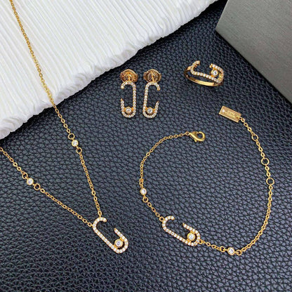 MESSIKA SET 
MASTER ✨💫
NECKLACE BRACELET EARRINGS
WITH BOX AND PAPER BAG 🛍️🎁
140 DHS✅

Zain89
♥️♥️♥️