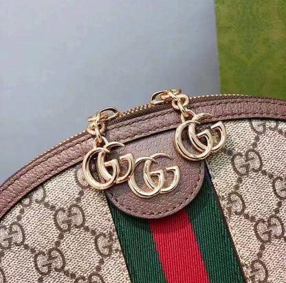 BOTTEGA
 NEW  CAME GOOD QUALITY 
WITH BOX 🎁🎁🎁

90 dhs✅

Zain39
♥️♥️♥️