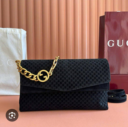 New arrival 
Gucci 💕💕🙋🏻‍♀️ Master
Suede material 🥰
28cm🫶🏼
260 dhs❣️

Zain228
♥️♥️♥️