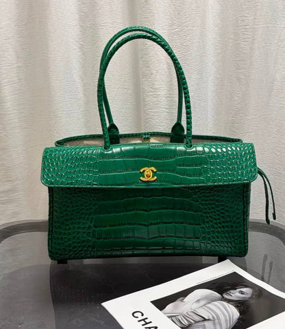 CHANEL 

MASTER QUALITY 

RESTOCK 

350 DHS🇦🇪🇦🇪

Zain295
♥️♥️♥️