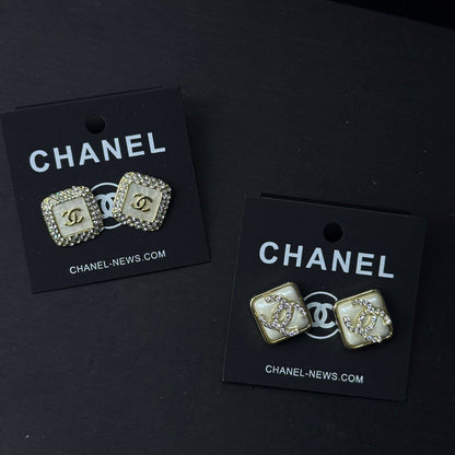 *Earring ❤️‍🔥*
good quality 💯
With black boxes 🗃️ 
20 dhs🗽
With normal boxes 📦 
And paper bag 🛍️
30 dhs🗽

Zain216
♥️♥️♥️