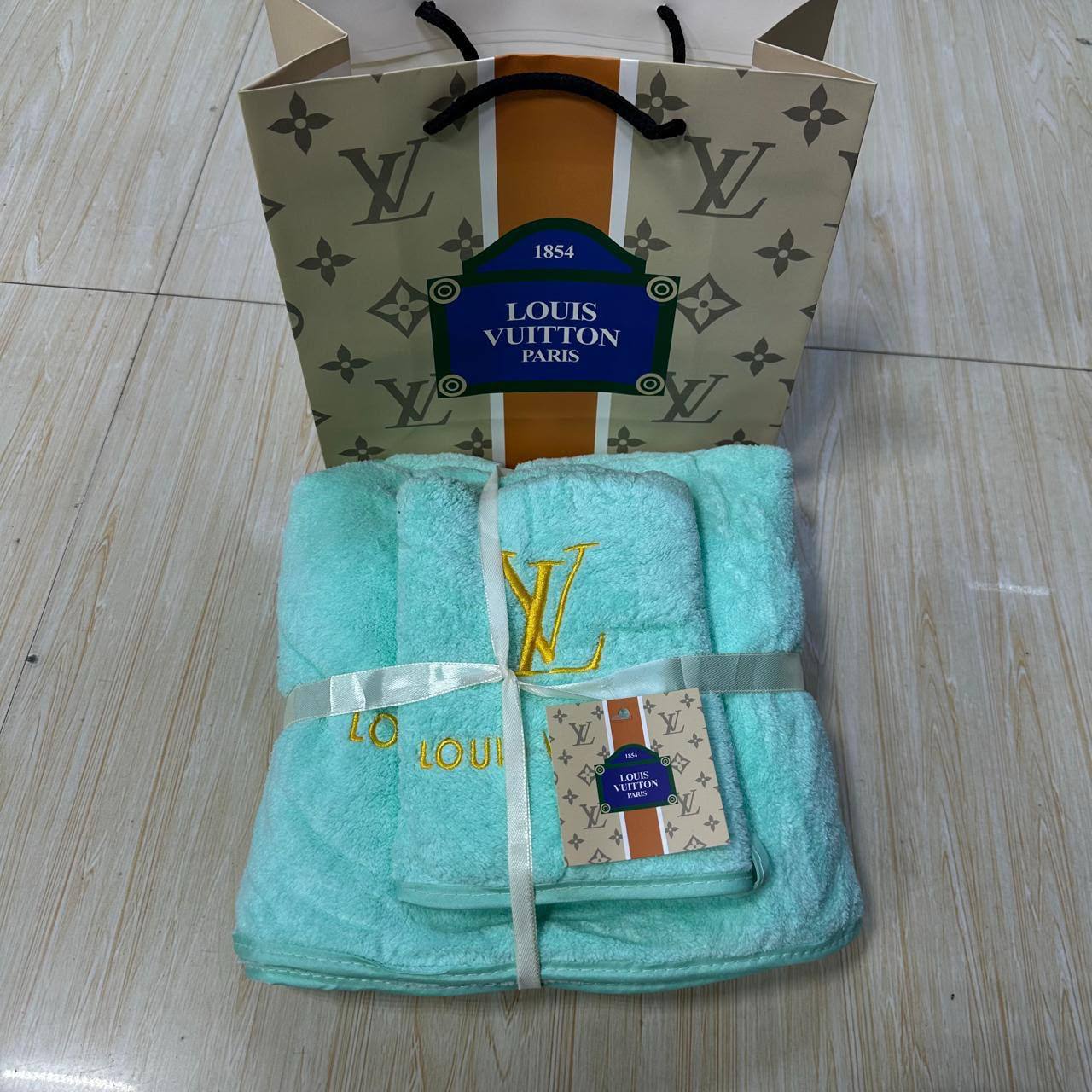 Towel one set
 with paper bag 
45 dhs💓

Zain295
♥️♥️♥️