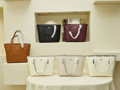 COACH TOTE BAGS
Size 30-42cm
with zipper 
110 dhs✅

Zain44
♥️♥️♥️