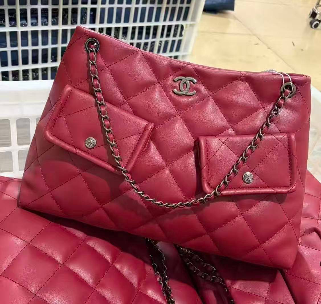 Chanel 
good quality 
Size 39 cm 
110 dhs💓

Zain278
♥️♥️♥️