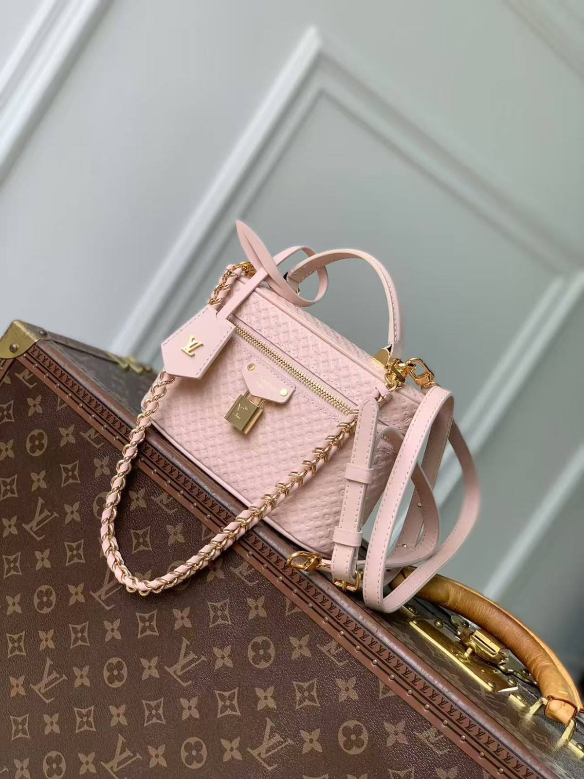 LV Vanity Chain Pouch
*Size 19 cm*
For Price 👇 WhatsApp✅
0568585901 
0507557372
0552275751 Owner Zain 👌

Zain274
♥️♥️♥️