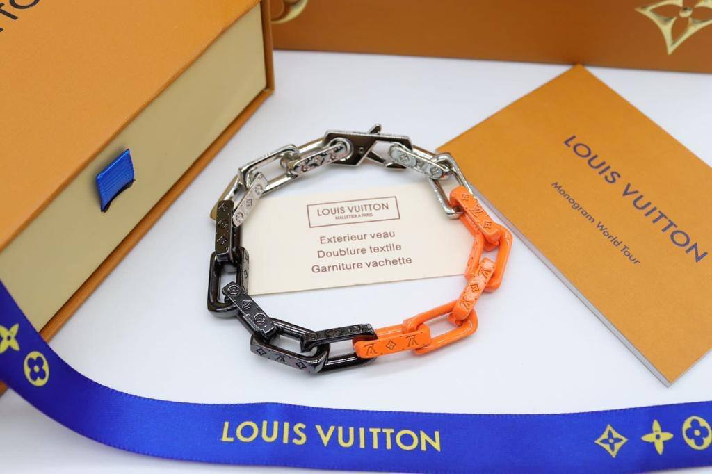 LV 
Master Bracelet 
90 dhs🪙🌨️

Zain32
♥️♥️♥️