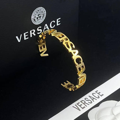 Versace Bangle Master 
60 dhs🪙💕 
With Box And Paper Bag
🎁🎁🎁

Zain89
♥️♥️♥️