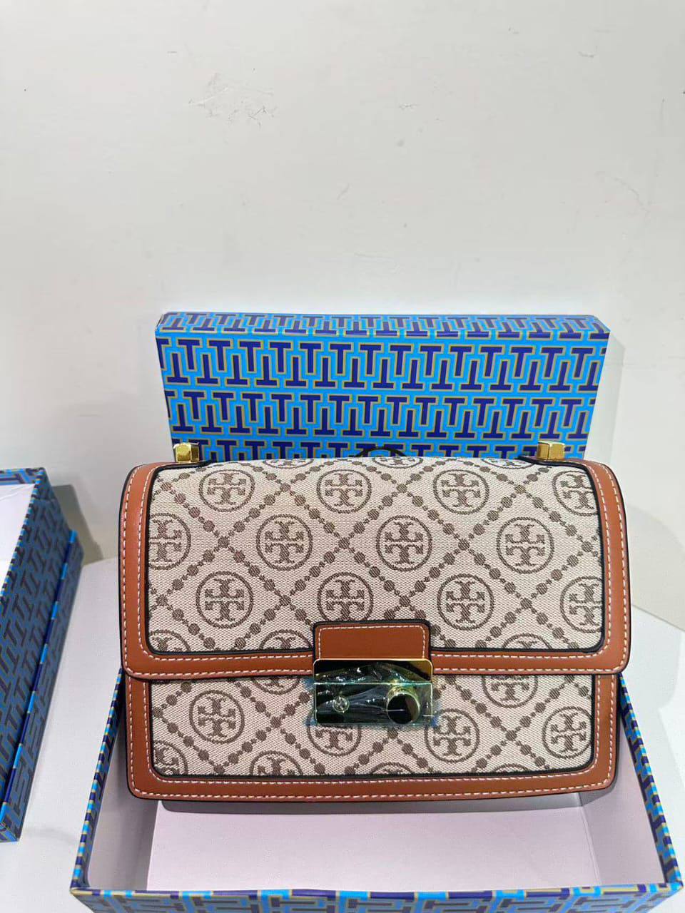 Tory Burch

90 dhs🪙💕
size:23*8*14

Good quality 
with box
🎁🎁🎁

Zain07
♥️♥️♥️