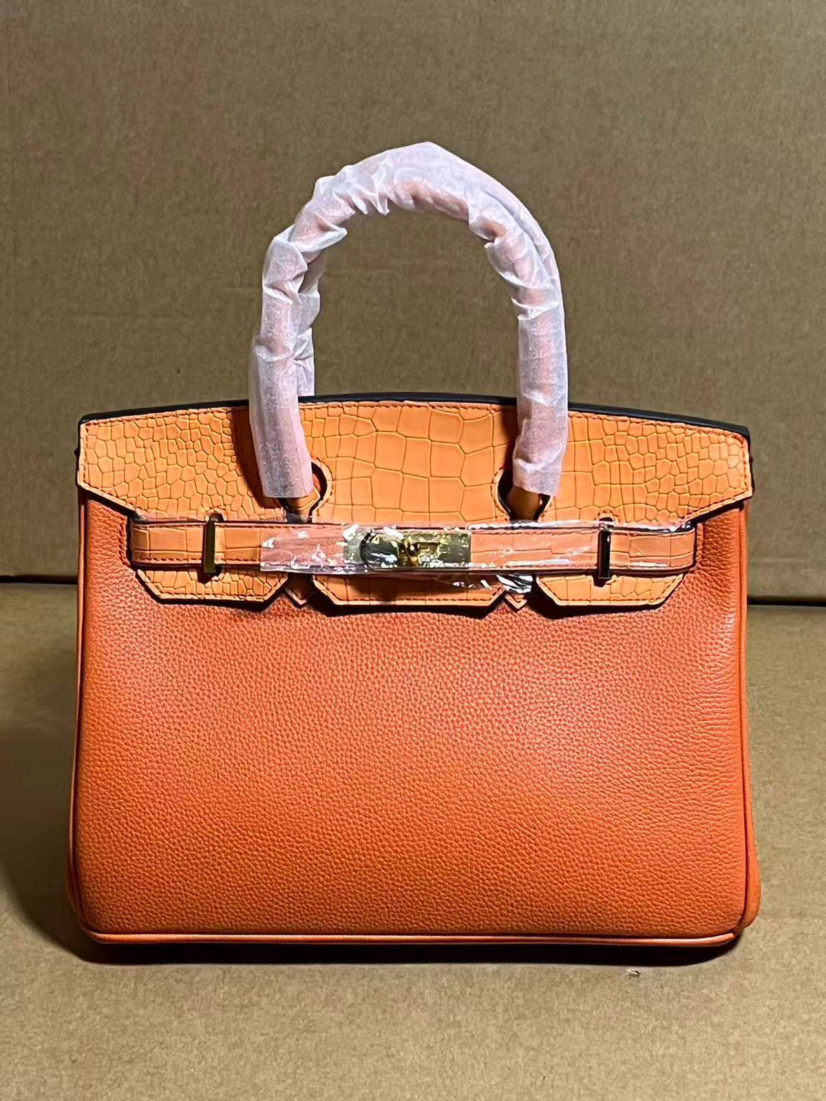 Hermes
 size 30 cm 
120 dhs❣️

Zain278
♥️♥️♥️
