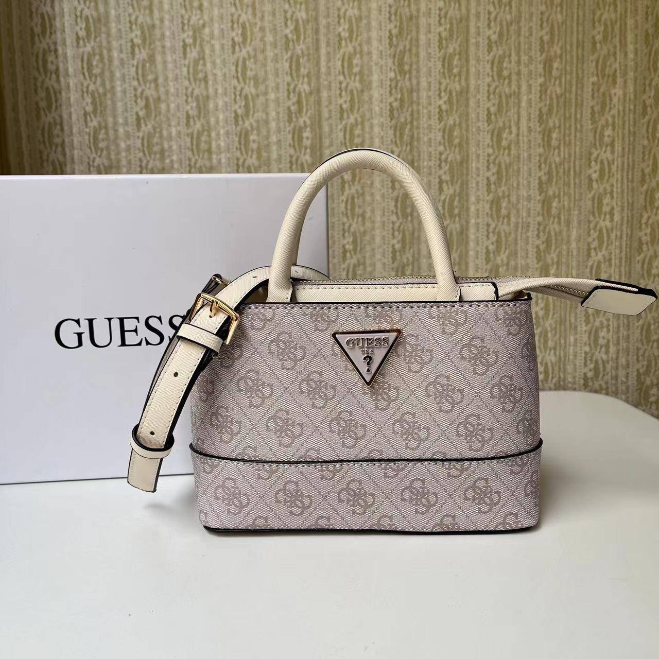 Guess Handbag
Size : 21 * 14 * 7 cm
90 dhs🪙🌺

with box🎁

Zain115
♥️♥️♥️
