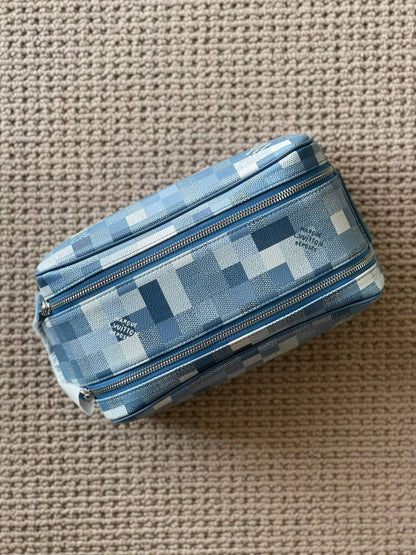 LV
*Wash Bag*
*Super Master Quality*
750 dhs✅

Zain179
♥️♥️♥️