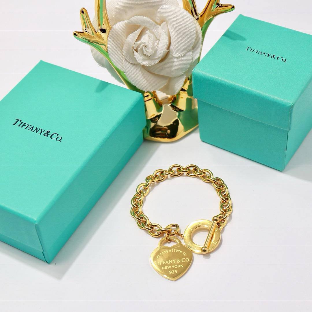 Tiffany ❤️‍🔥*
Bracelet 🐦‍🔥
Master quality 💯
With normal boxes 📦 
45 dhs🪙🌺
With master box 🗃️ 
80 dhs🪙🌺

Zain216
♥️♥️♥️