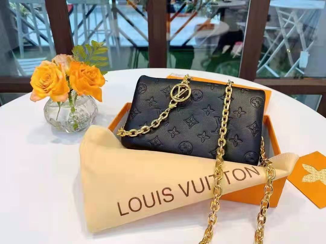 Tory Burch

90 dhs✅

high quality 

With box
🎁🎁🎁

Zain26
♥️♥️♥️