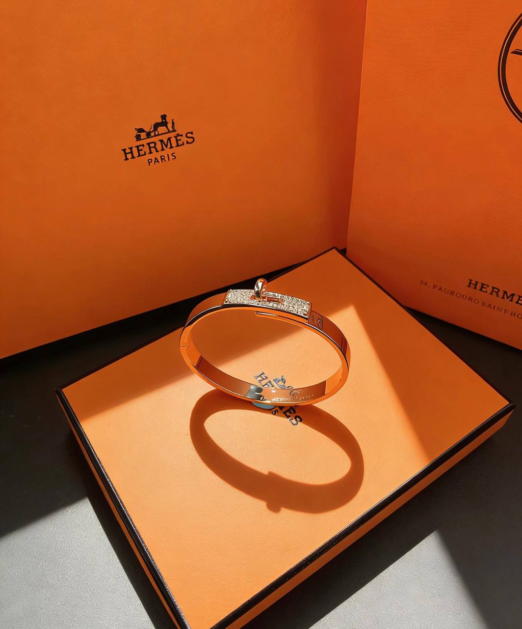 HERMES MASTER 
BANGLE 💫✨
WITH BOX AND PAPER BAG🛍️🎁
80 DHS🌺

Zain89
♥️♥️♥️