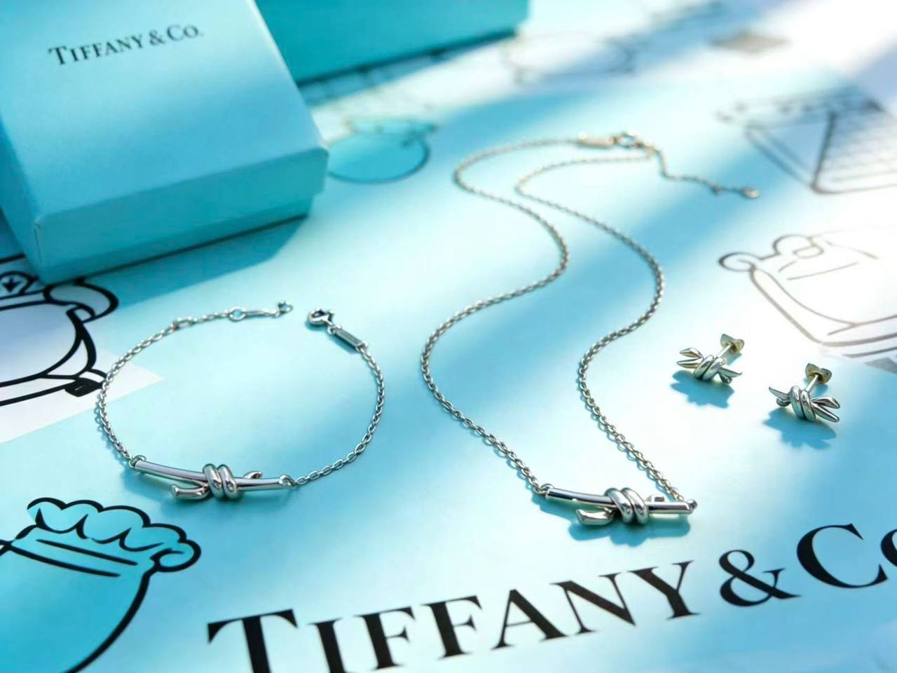 TIFFANY 
MASTER ✨💫
SET 
NECKLACE
BRACELET EARRINGS
110 DHS✅
WITH BOX AND PAPER BAG🎁🛍️

Zain89
♥️♥️♥️