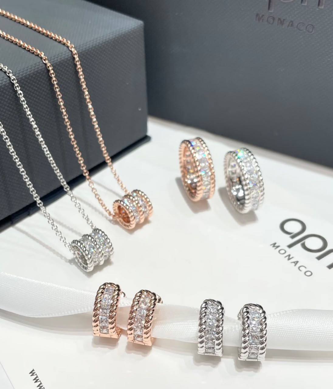APM Ser 🎊
Necklace 
Earrings 
Ring 💍 
*Master Quality* 🪎

*180* AED normal box 📦 
*210* AED master box 🗃️

Zain48
♥️♥️♥️
