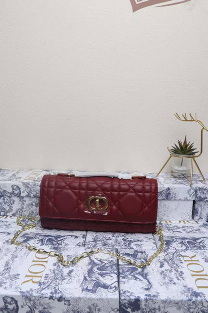 Dior

90 dhs🌺
high quality 

With box
🎁🎁🎁

Zain26
❤️❤️❤️