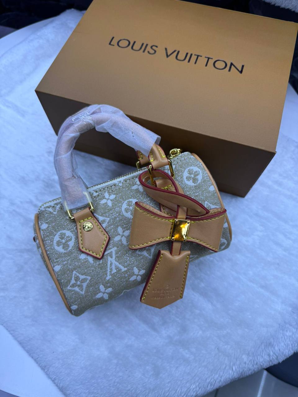 LV

with box
🎁🎁🎁

Size 16:cm
90 dhs✅

Zain114
♥️♥️♥️