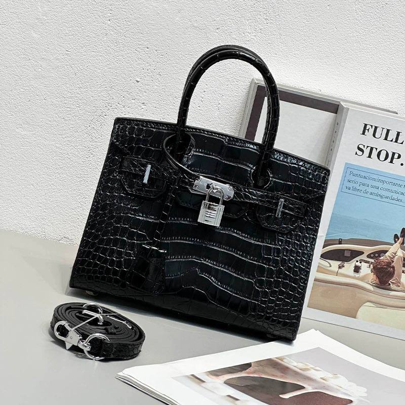 HERMES

Best quality 
with box
105 dhs🇦🇪🇦🇪

size 20CM

Zain290
♥️♥️♥️