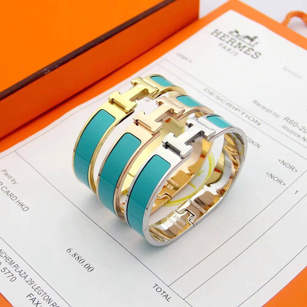 GOLD 
ROSE GOLD
SILVER
BANGLE HERMES 
MASTER✨💫
60 dhs✅✅
 EACH WITH BOX AND PAPER BAG🎁🛍️

Zain89
♥️♥️♥️