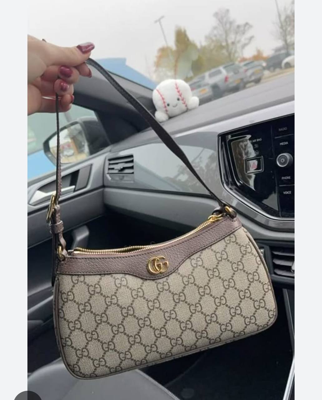 GUCCI 

AVAILABLE 

WITH BOX 

100 dhs🇦🇪🇦🇪

Zain169
♥️♥️♥️