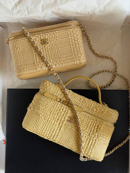 Chanel 
𝐕𝐚𝐧𝐢𝐭𝐲 𝐁𝐚𝐠 𝐖𝐢𝐭𝐡 𝐂𝐡𝐚𝐢𝐧 
950 dhs✅

ETAG4
♥️♥️♥️