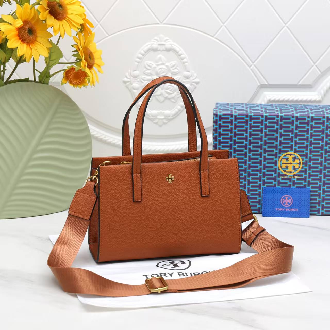 TORY BURCH
Best quality WITH BOX
110 dhs✅
size 24CM

Zain290
♥️♥️♥️