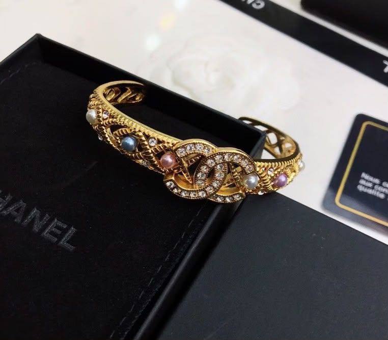 Chanel Bangle* ☘️
Master quality 

*55* AED normal box 📦

Zain48
♥️♥️♥️