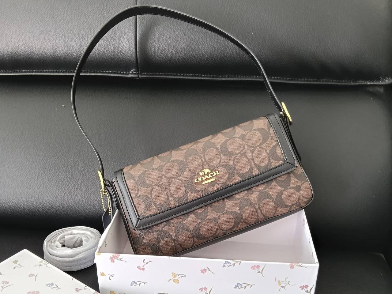 Coach
80 dhs🇦🇪

with box
🎁🎁🎁

size 25cm

Zain26
♥️♥️♥️