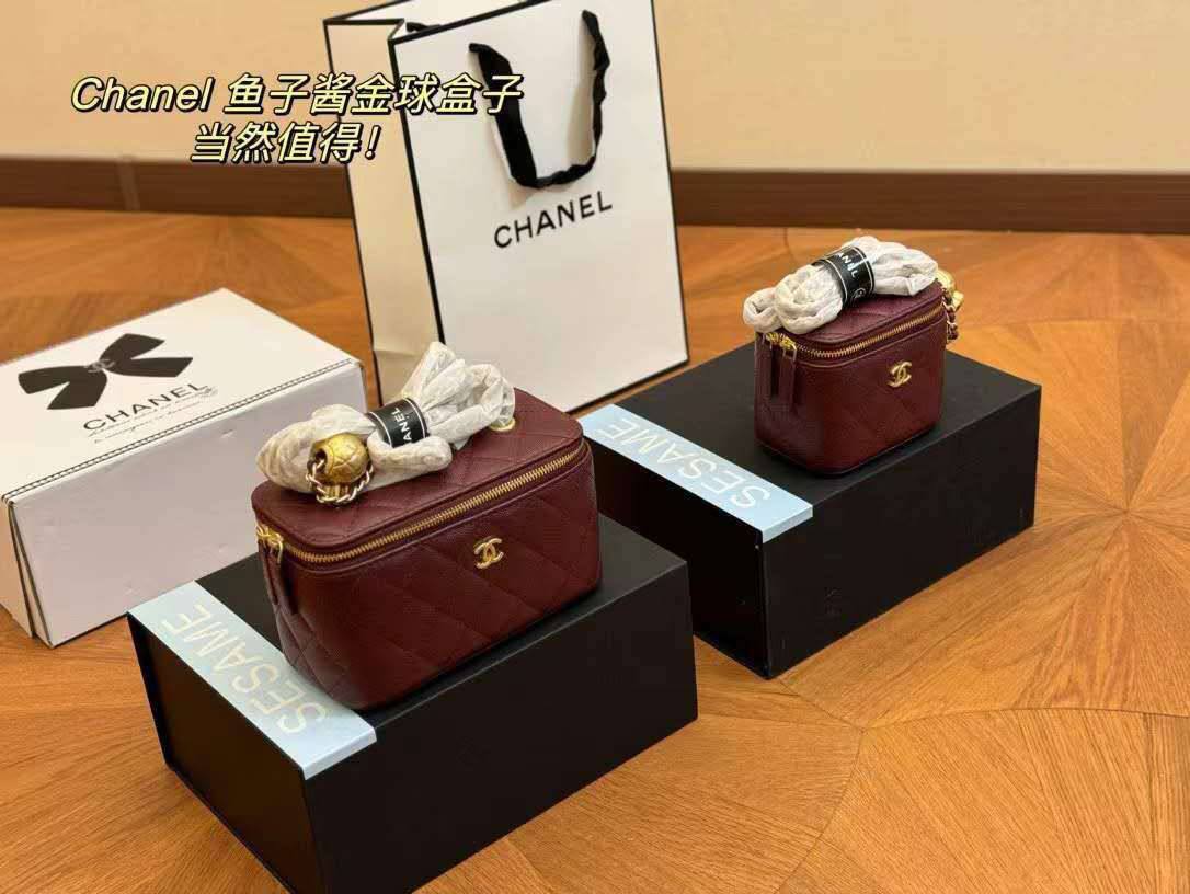 Chanel Makeup Style

95 dhs🪙💕
small size:12*11*7.5

100 dhs🪙💕
big size：17.5*8.5*11

with box
🎁🎁🎁
Very good quality

Zain07
♥️♥️♥️
