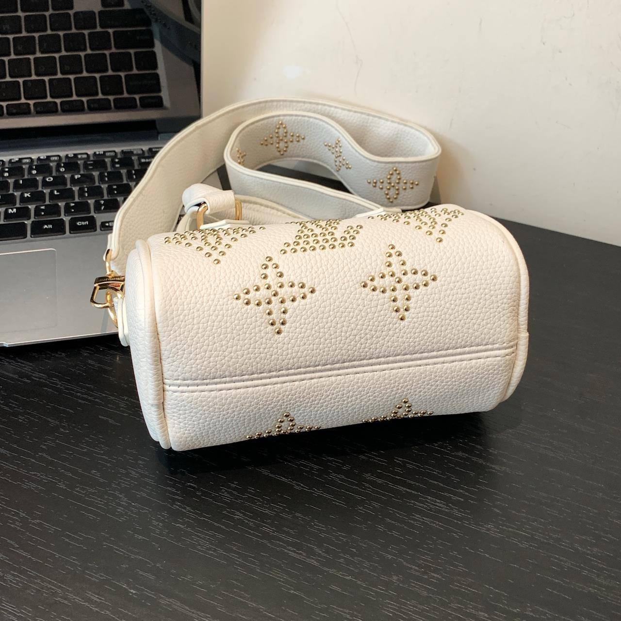 LV
17*12*9 cm

With box 
🎁🎁🎁

55 dhs🪙🌨️


Zain17
♥️♥️♥️