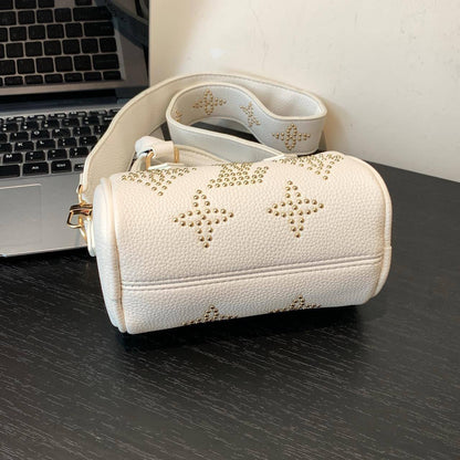 LV
17*12*9 cm

With box 
🎁🎁🎁

55 dhs🪙🌨️


Zain17
♥️♥️♥️