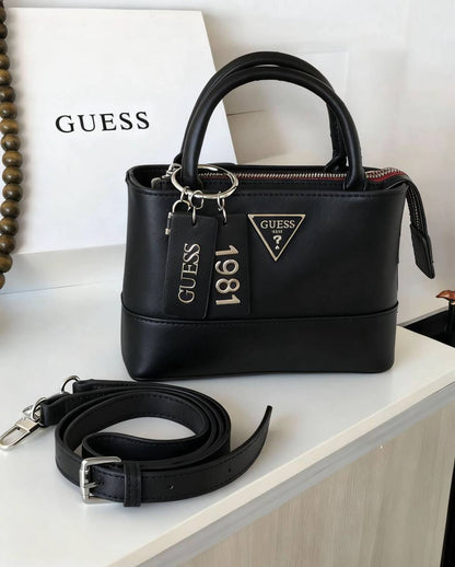 Guess
100 dhs✅
size：22cm

Good-quality 

with box
🎁🎁🎁

Zain35
♥️♥️♥️